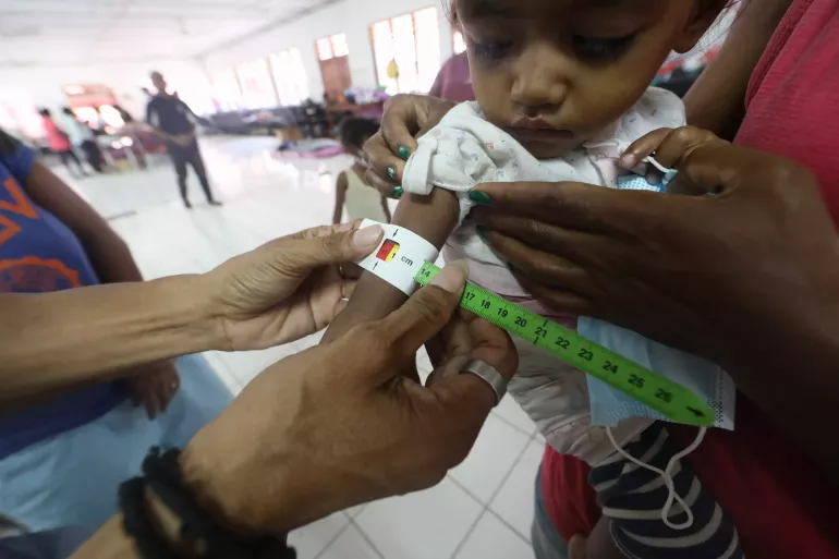 2021年4月东帝汶发生洪灾后，首都帝力的儿童在接受营养不良筛查。