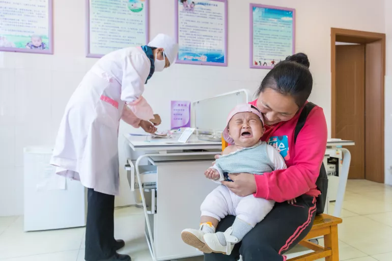 2018年3月，一名儿童在玉龙县保健院接种疫苗。