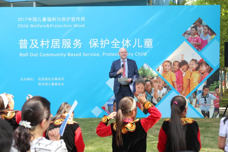 At the special ceremony to launch the Child Welfare and Protection Week and to mark International Children's Day，Dr. Douglas Noble, UNICEF Deputy Representative to China makes a remark.