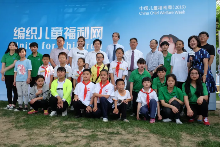 来自学术界、政府和联合国儿童基金会的代表及儿童5月30日共同启动2016年的中国儿童福利周活动。