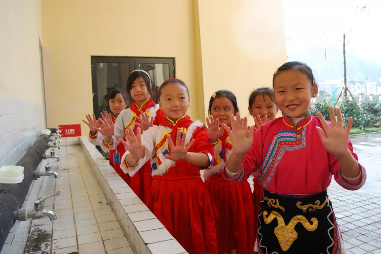 汶川二小四年级小学生们学习洗手方法。