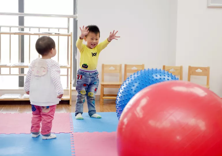 湖北省襄阳市檀溪湖社区的儿童早期发展中心内，孩子们正在玩耍。