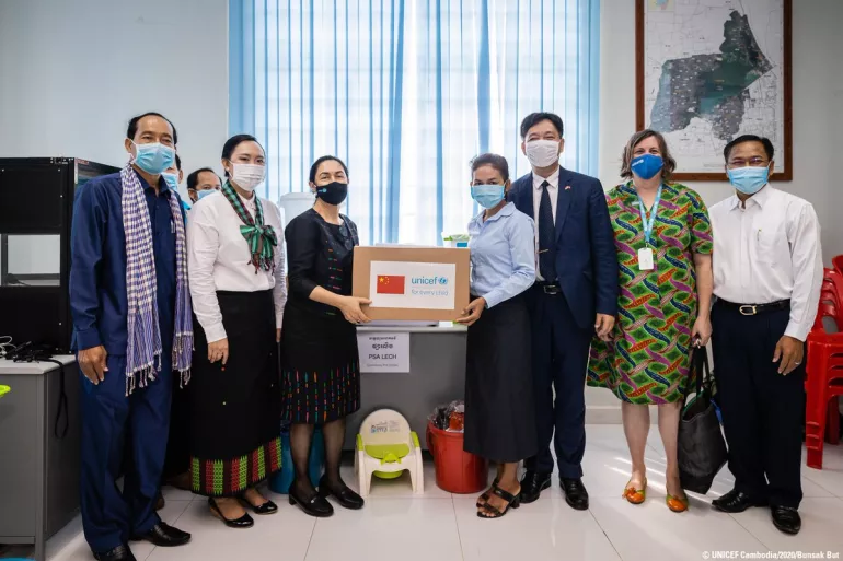 中国大使馆和联合国儿童基金会驻柬埔寨代表向学前教育机构移交个人卫生物资和教育物资