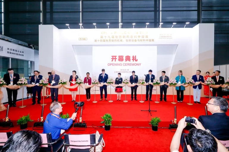 嘉宾为第十九届世界制药原料中国展开幕典礼剪彩。 