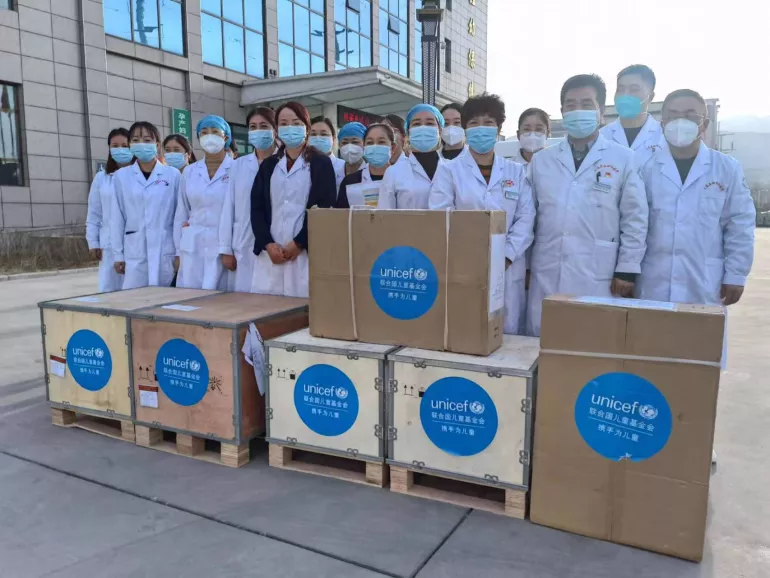 青海大通医院工作人员接收捐赠的医疗设备。