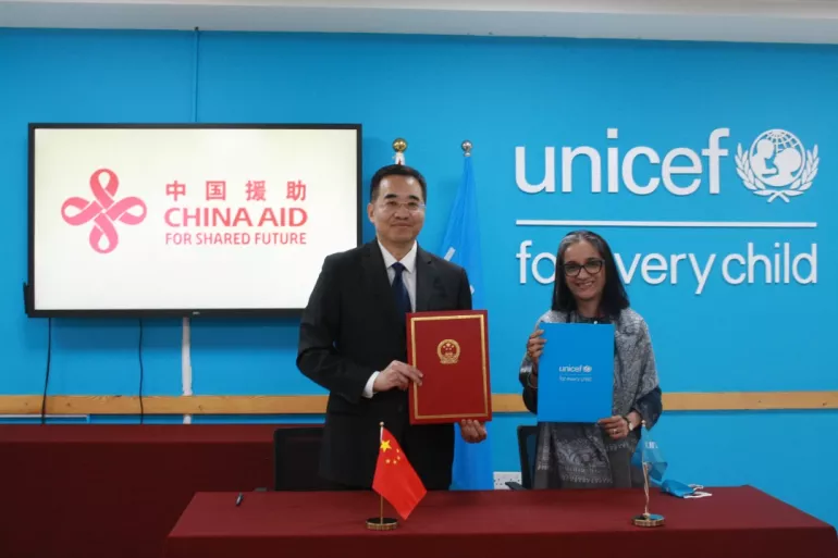 Mr. Ma Xinmin, Chinese ambassador to Sudan, and Madam Mandeep O’Brien, UNICEF Sudan Representative, present the project completion certificates at the closing ceremony of the Maternal, Newborn and Child Health Project under the South-South Cooperation Assistance Fund.