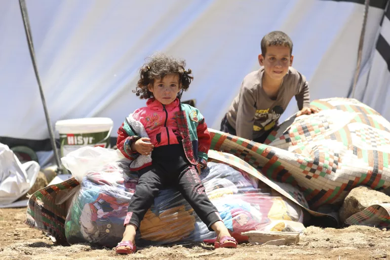 从德拉（Deraa）地区升级的暴力冲突中逃离的家庭在叙利亚西南边境搭建帐篷。