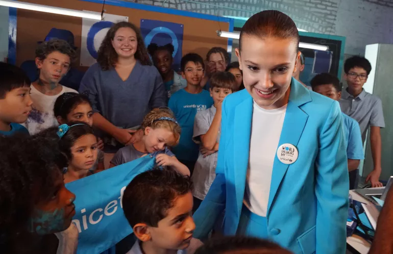 2018年8月24日，联合国儿童基金会支持者米莉·鲍比·布朗(Millie Bobby Brown) 在美国纽约拍摄为2018年世界儿童日准备的视频。
