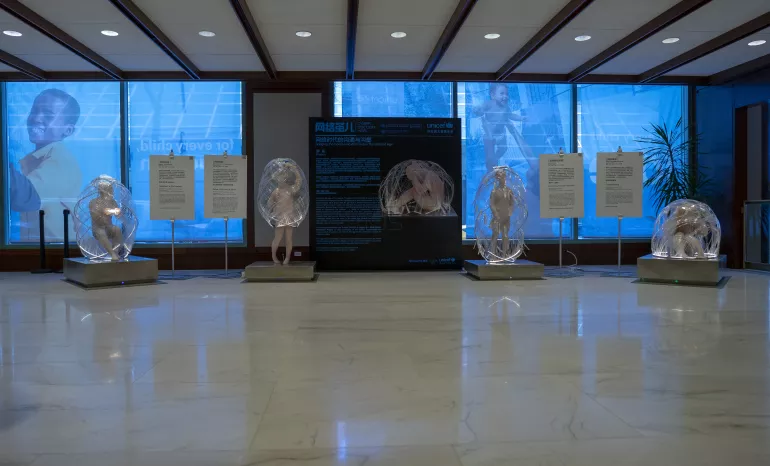 2018年11月21日，名为“网络茧儿”的一组艺术装置在联合国儿童基金会总部展出。