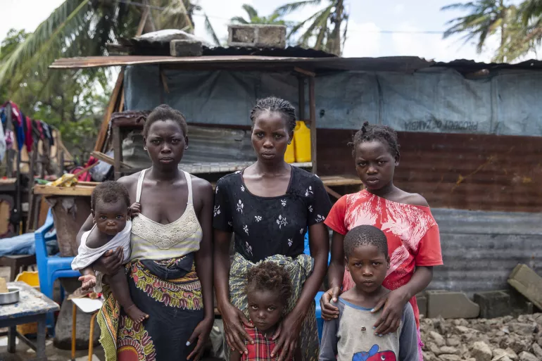 2019年3月21日，Anna Francesco(后排)和她的女儿们Tina, Clara, Tija, Regina和Emmanuel 站在临时修建在莫桑比克贝拉市的庇护所前。