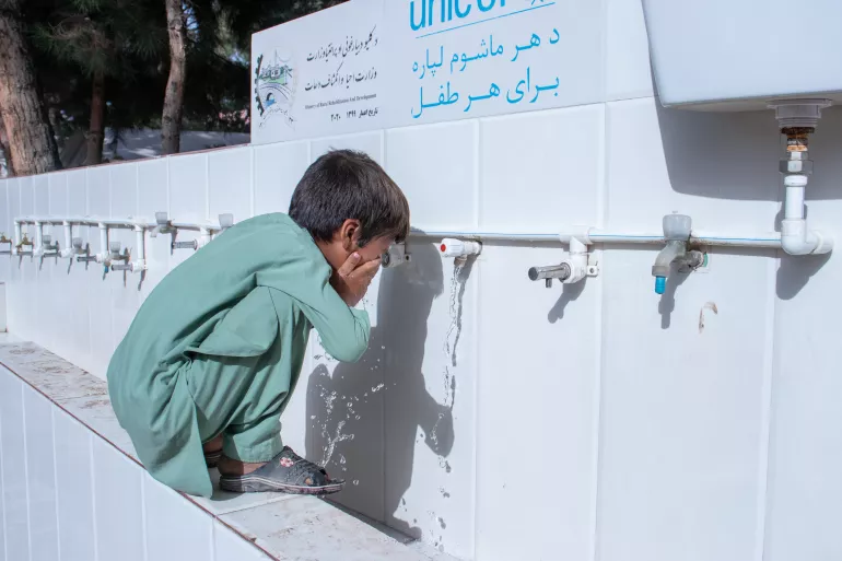 阿富汗赫拉特的一所医院内，一名男孩在联合国儿童基金会安装的供水点洗脸。