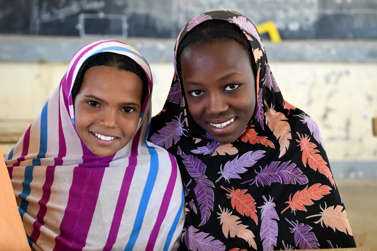在尼日尔北部，女孩们上课的第一天，在收到新教材后，都面带微笑。