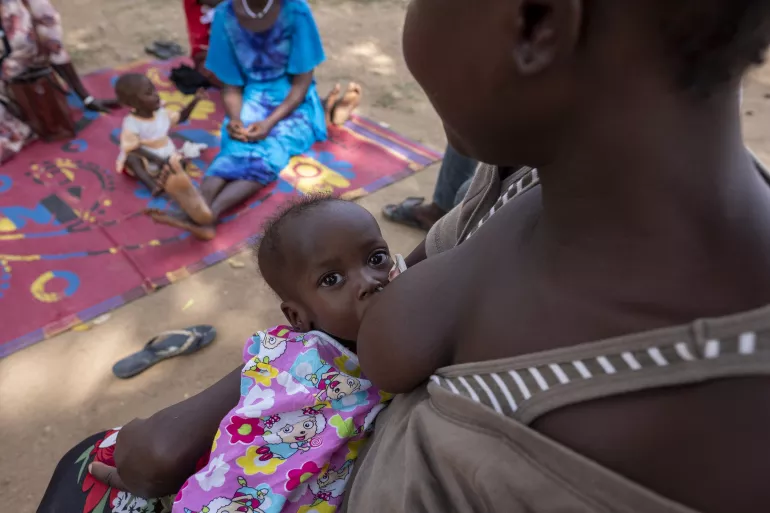 22岁的伊丽莎白（图中右一）和她的孩子萨米拉。萨米拉正在南苏丹萨巴医院接受营养不良治疗。
