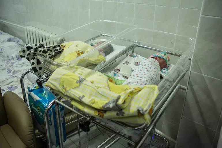 两名新生儿在乌克兰一家临时产科诊所接受照料。