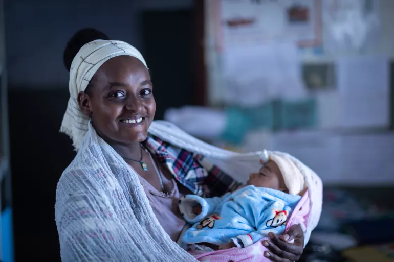 在埃塞俄比亚奥罗米亚州的一处卫生保健中心，20岁的Kokobe Ashebir在怀孕期使用了联合国儿童基金会提供的多种微量营养素补充剂（MMS）后，健康状况发生了好转。