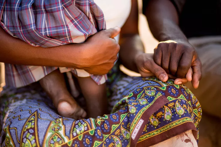 在非洲国家马拉维，每年有四万名婴儿自出生起就感染了艾滋病病毒，他们当中有三分之二在一岁前就离开人世。
