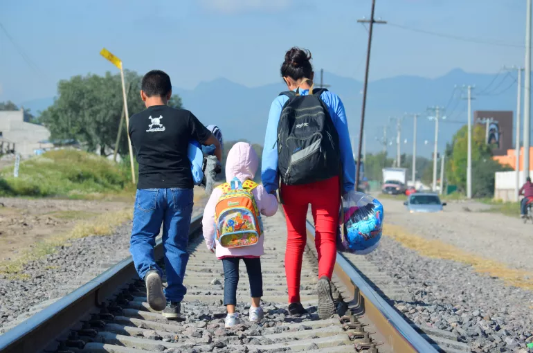 2014年12月10日，16岁的Maria（化名，右一）和她的弟弟妹妹从洪都拉斯向北步行。他们希望越过边境线抵达美国，和家人团聚。