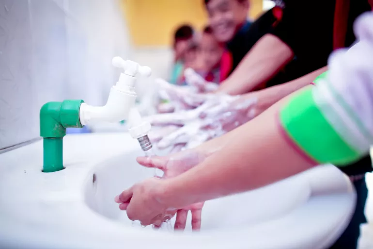 越南老街孟康少数民族寄宿学校中的少数民族孩子们快乐地用肥皂和清水洗手。保持良好的个人卫生应当成为一种日常生活习惯。