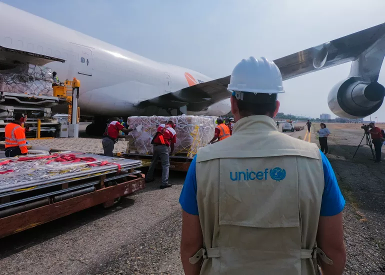 2020年4月8日，联合国儿童基金会员工在委内瑞拉Maiquetia机场的跑道上。联合国儿童基金会运送90吨物资抵达委内瑞拉，为在2019冠状病毒病大流行中受到影响的最脆弱的儿童、青少年和妇女提供援助。