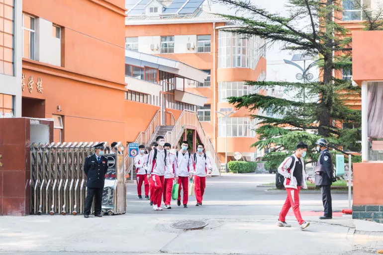 2020年4月27日，北京市一所中学的高三学生在首日返校复课后放学回家。