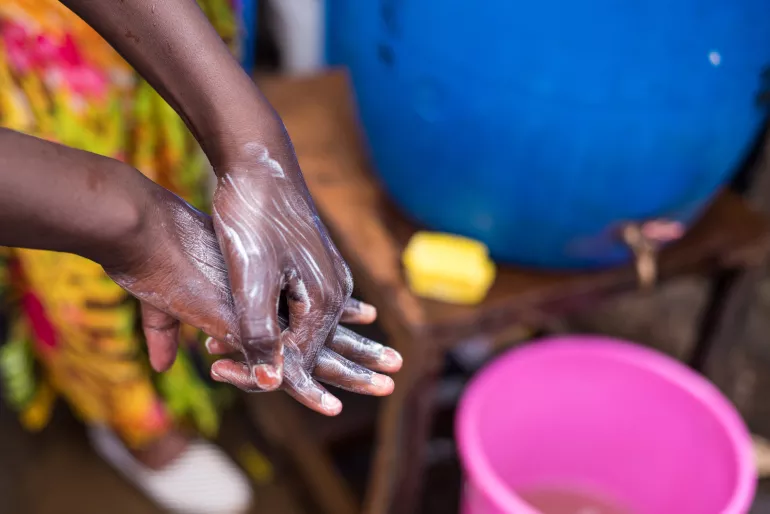 2020年4月3日，肯尼亚内罗毕的一名男孩根据水站的说明正确洗手，阻止2019冠状病毒病蔓延。
