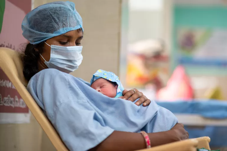 在印度古吉拉特邦的一所医院里，28岁的Aruna用袋鼠式育儿法护理新生儿。