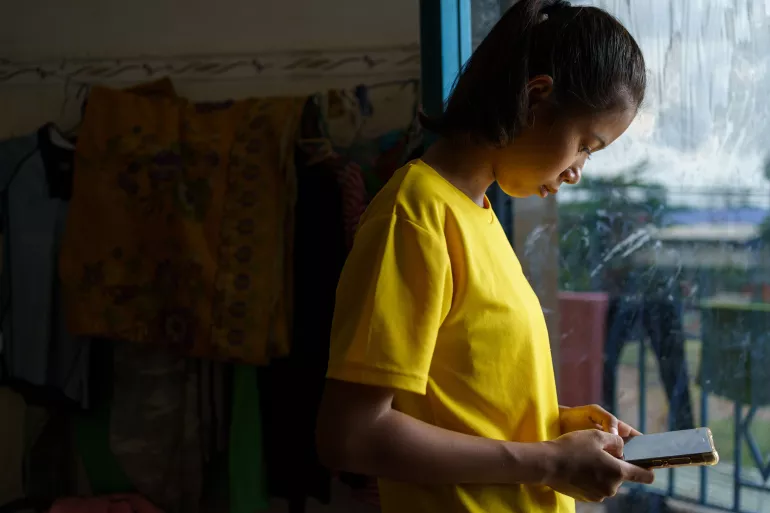 2020年7月24日，柬埔寨金边的女孩Nha Nha使用平板电脑进行线上学习。
