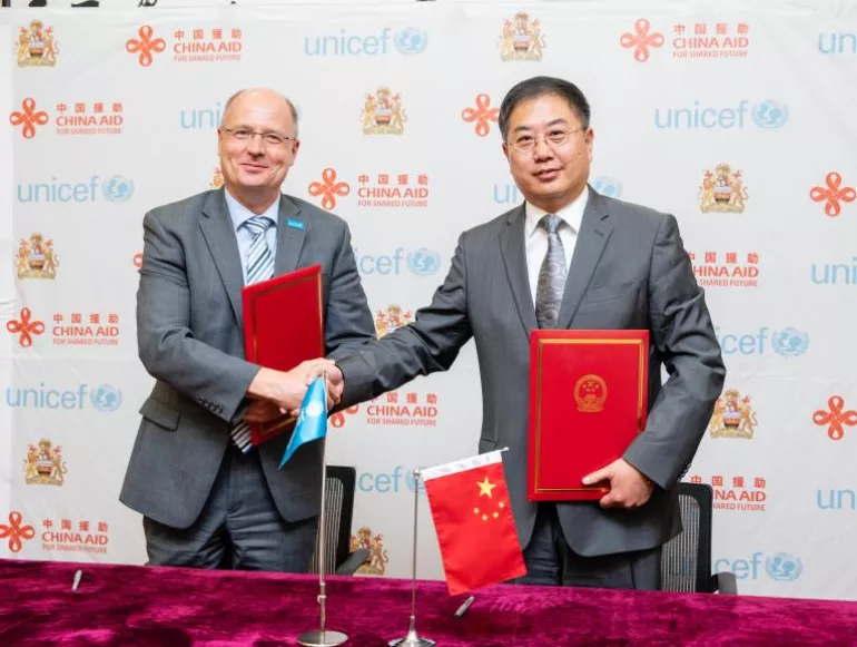 联合国儿童基金会马拉维办事处代表鲁道夫·施文克与中国大使刘洪洋在中国政府向联合国儿童基金会的援助协议仪式上握手