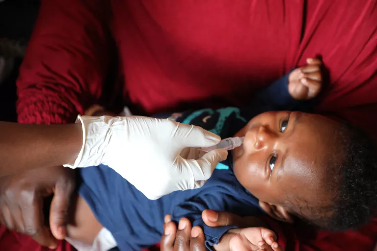 喀麦隆西部地区的一名儿童接受常规免疫接种