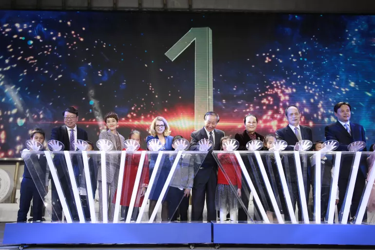 2019年11月20日，儿童与嘉宾共同点亮上海中心。