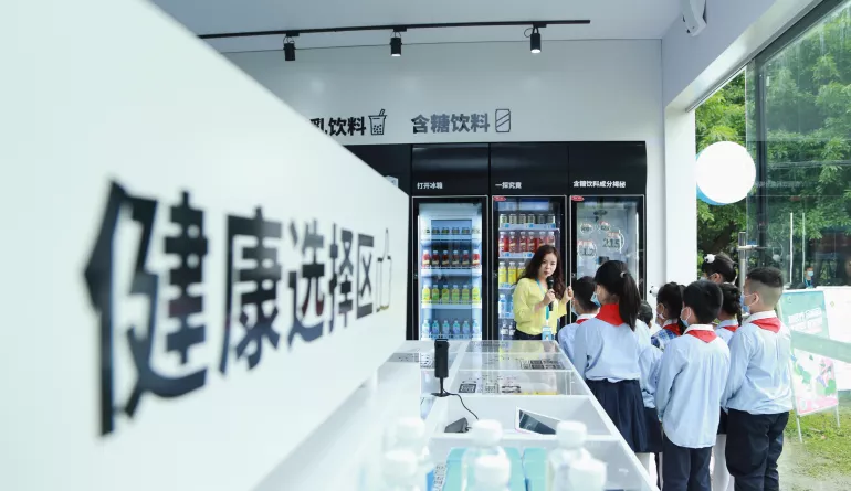 Children visit UNICEF’s ‘Know Your Food’ Convenience Store at the Chengdu Children and Youth Activity Centre, Sichuan Province, on 17 May 2022.