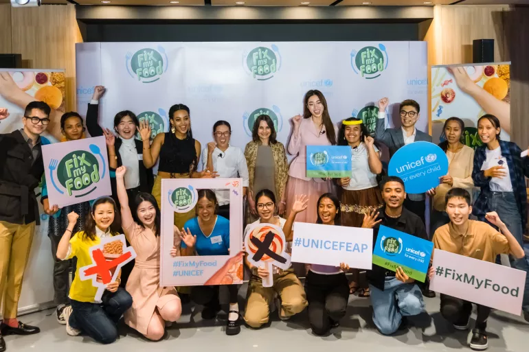 2023年2月27日，在泰国曼谷，年轻人、名人及网络达人与联合国儿童基金会东亚和太平洋区域办公室主任德波拉•科密妮（Debora Comini）女士（第二排中间）一起参与“我要更健康的食物”公益倡导活动。