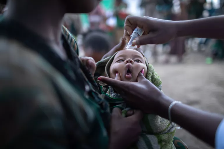 在埃塞俄比亚Waghimra地区受冲突影响的境内流离失所者营地和村庄内举行的免疫接种运动中，一名婴儿正在接种疫苗。