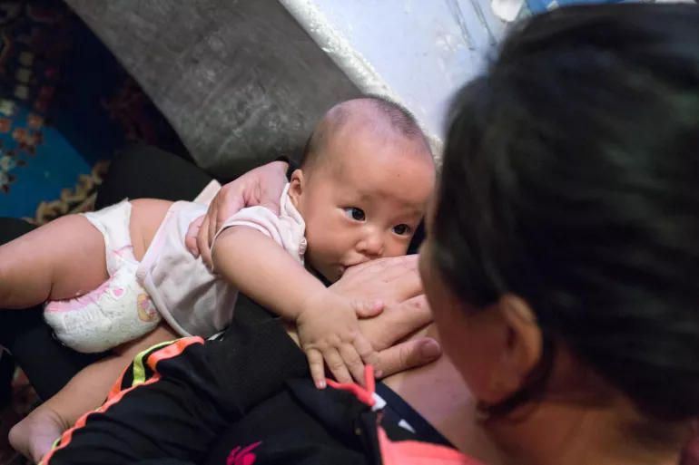 9 月 14 日，在哈萨克斯坦阿拉木图，加利娅母乳喂养5个月大的女儿阿丽玛。