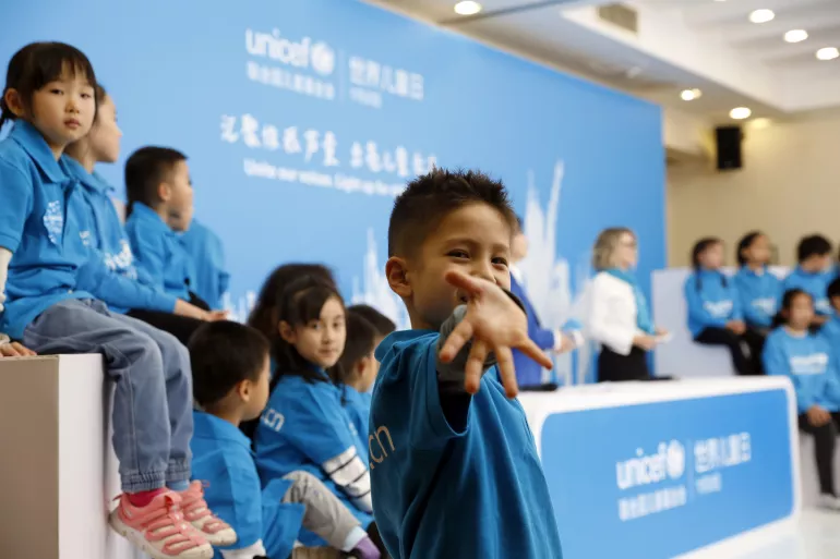 2021年11月20日，在北京的一个演播室里，儿童参与由联合国儿童基金会主办的一场世界儿童日庆祝活动的网络直播。