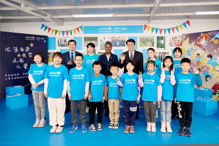 Vice President of the Chinese People's Association for Friendship with Foreign Countries Li Xikui (3rd from the right in the back row), UNICEF Representative to China Amakobe Sande (3rd from the left in the back row), UNICEF Ambassador and well-known singer and actor Wang Yuan (2nd from left in the back row), CCTV Children's Channel Host Cao Zhen (1st from the left in the back row) and children participate in a livestream celebrating World Children's Day from UNICEF China’s office in Beijing on 20 November.