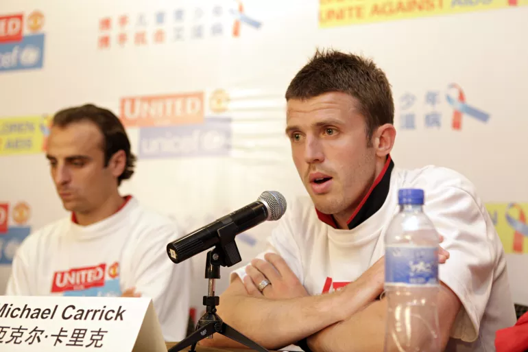 Manchester United stars Dimitar Berbatov(L) and Michael Carrick(R) advocate for HIV/AIDS prevention among children and youngsters at a press conference held in Hangzhou.